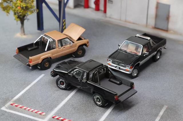 GCD 1:64 Toyota Hilux SR5 XTRA Cab - LHD (3 Versions)