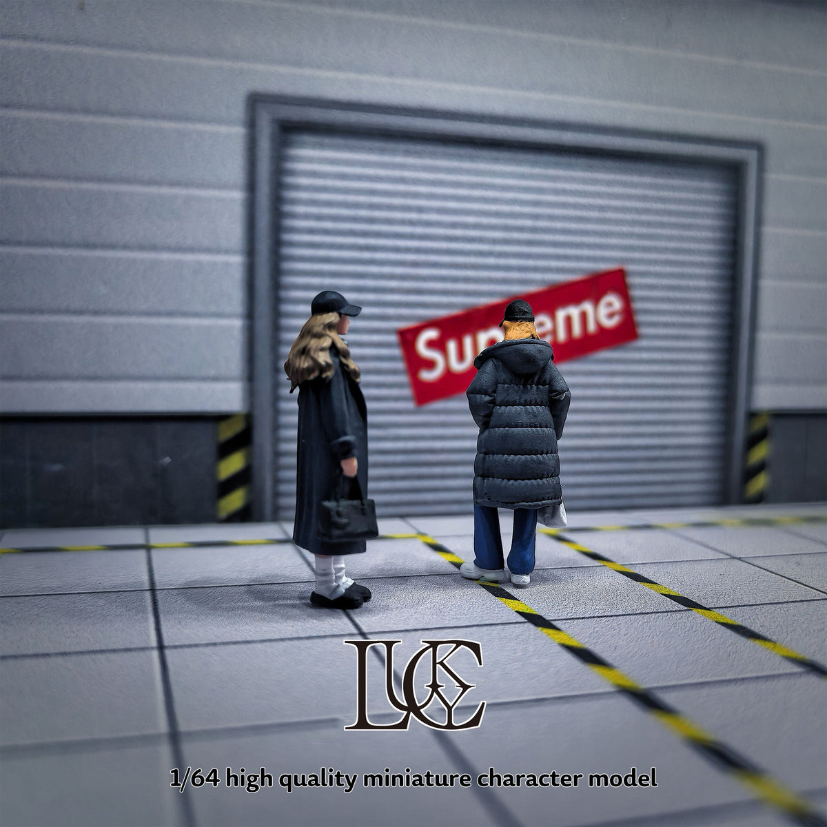 Lucky Studio 1:64 Two girls in long winter coats LK2026042907 (2 Variants)