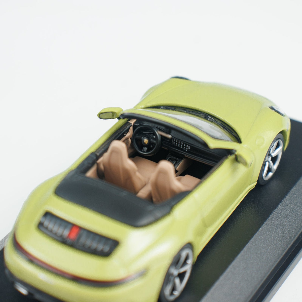 Minichamps 1:64 PORSCHE 911(992.2) CARRERA CABRIOLET YELLOW CLDC 643064034