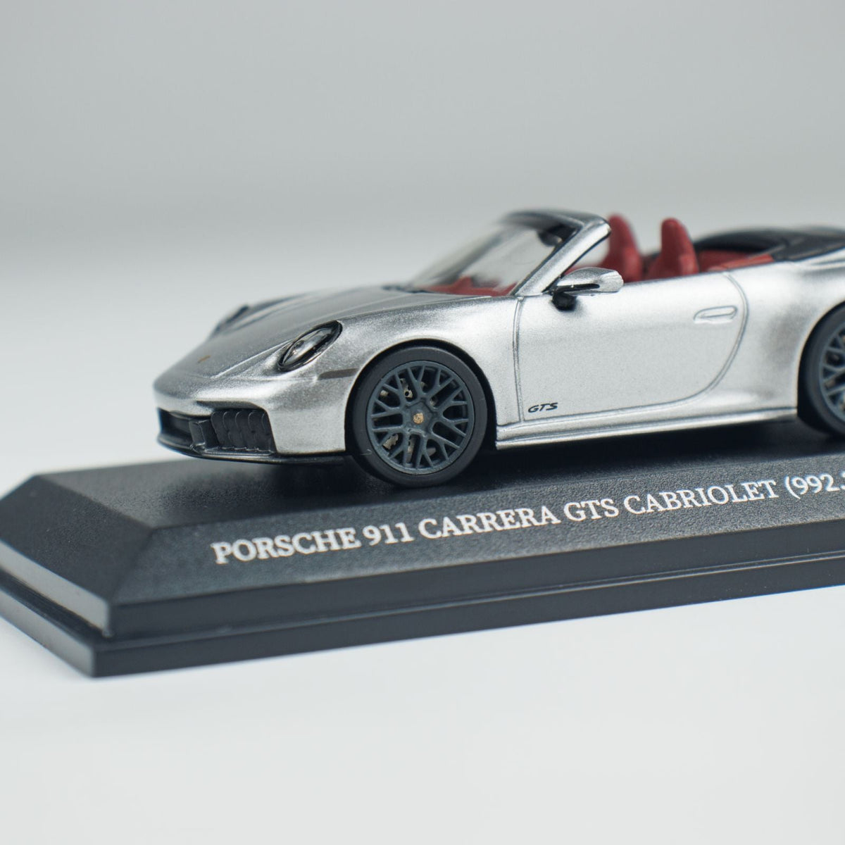 Minichamps 1:64 PORSCHE 911 (992.2) CARRERA GTS CABRIOLET CLDC 643064136