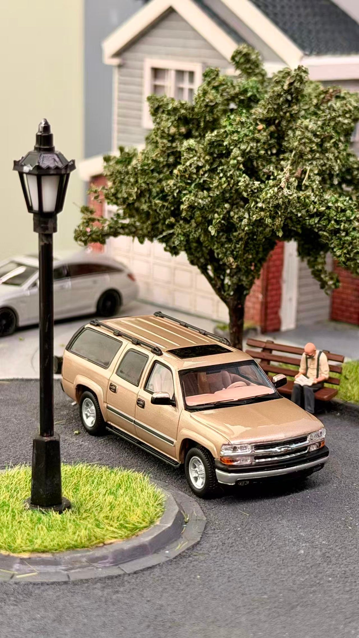 [Preorder] MK Miniatures 1:64 2003 Chevrolet Suburban Vintage Light Gold MK2401-04-A1