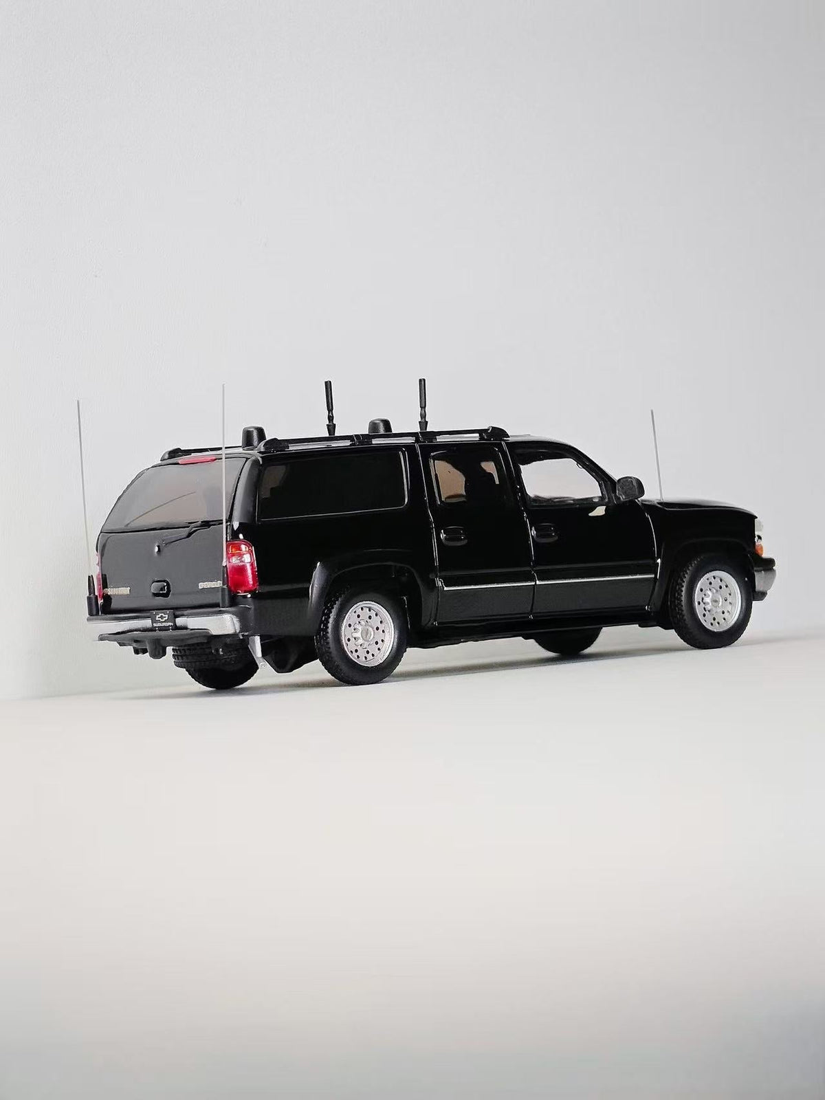 [Preorder] MK Miniatures 1:64 2003 Chevrolet Suburban CIA Signal Jamming Vehicle Black MK2401-03-A1