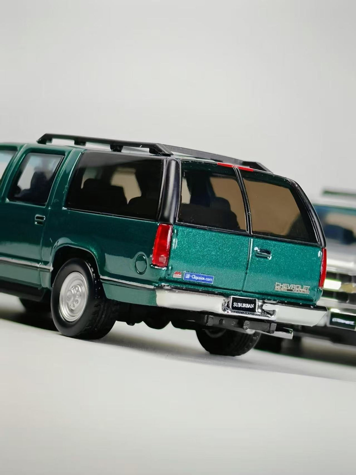 [Preorder] BLISS 1:64 Chevrolet Suburban (2 Colours)