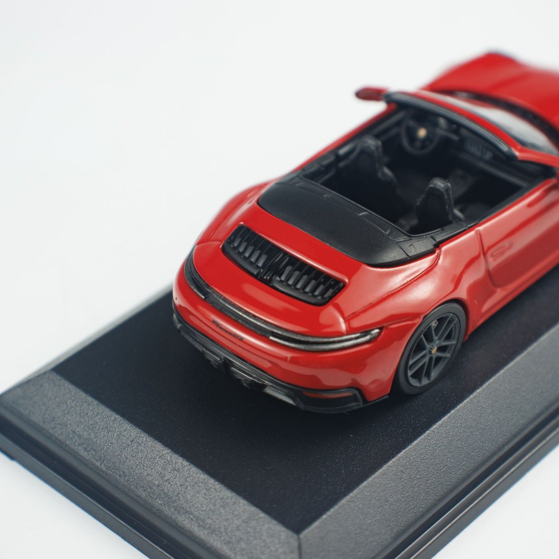 Minichamps 1:64 PORSCHE 911 (992.2) CARRERA GTS CABRIOLET RED CLDC 643064133