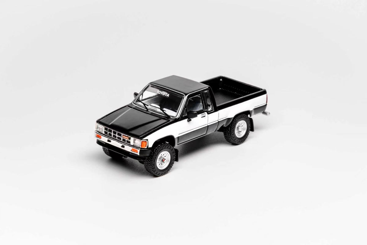 GCD 1:64 Toyota Hilux SR5 XTRA Cab 1985 (LHD) (3 Colours) KS-087-641/ KS-087-642/ KS-087-643