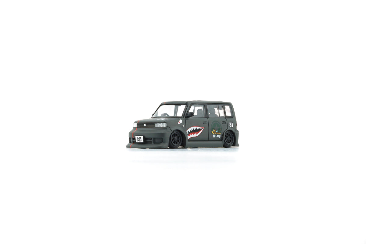 BM creation 1:64 Toyota 2000 bB - Matte Green + P40 Tiger Pattern (RHD)