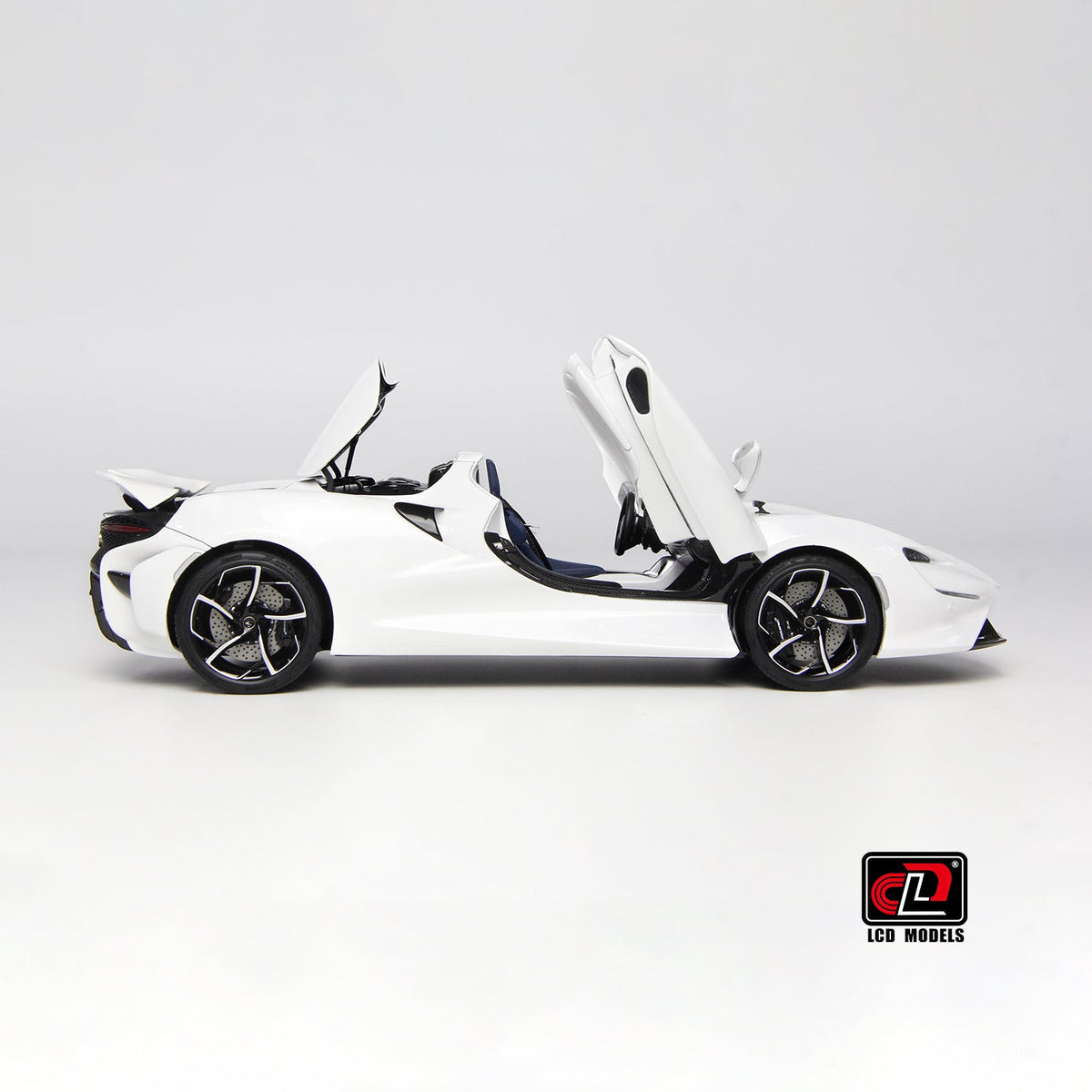 LCD 1:18 McLaren ELVA - White LCD18015-WH