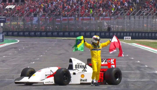 MINICHAMPS 1:18 MCLAREN FORD MP4/8 - SEBASTIAN VETTEL - TRIBUTE IMOLA 18.05.24 W STANDING FIGURINE AND FLAG