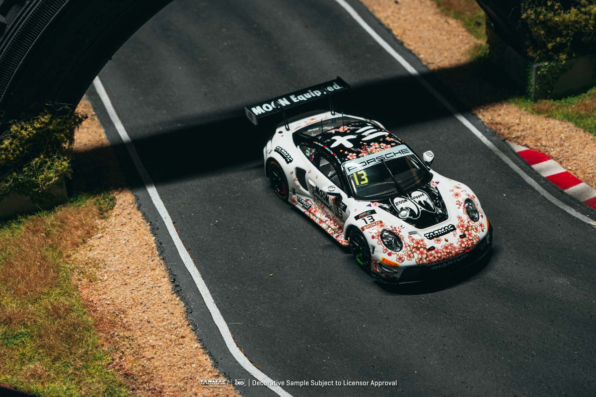 [Preorder] Tarmac Works 1:43 Porsche 911 GT3 R Suzuka 1000km – Intercontinental GT Challenge 2025 Phantom Global Racing T43-030-25SUZ13