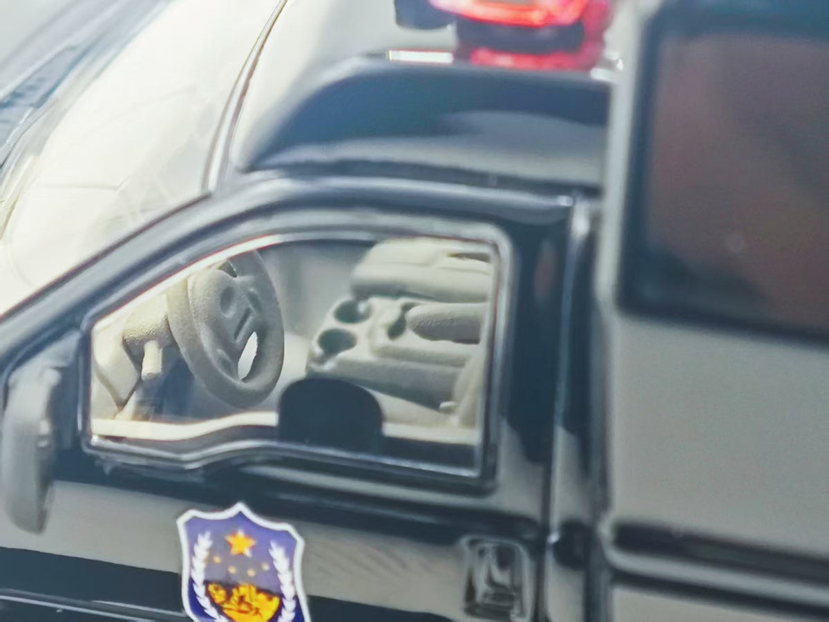 The Art of Model 1:64 Ford F550 super duty Black Police Livery