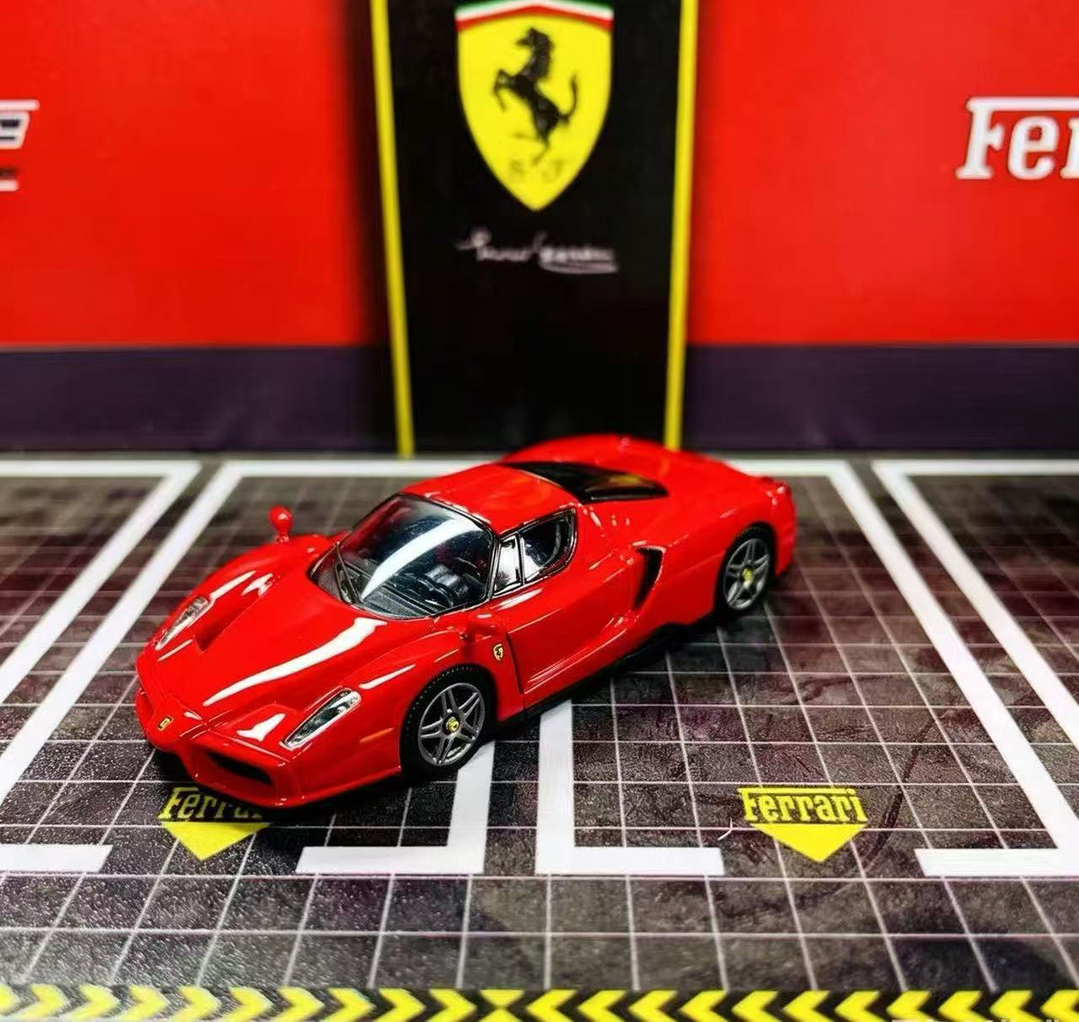 [Preorder] HG Model 1:64 Enzo (2 Colours)