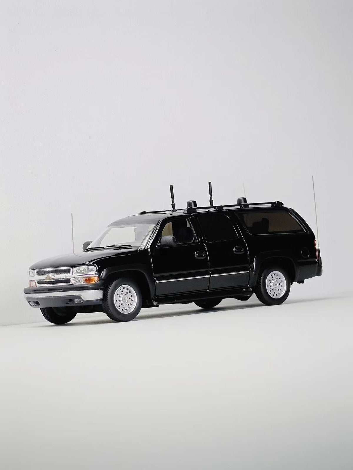 [Preorder] MK Miniatures 1:64 2003 Chevrolet Suburban CIA Signal Jamming Vehicle Black MK2401-03-A1