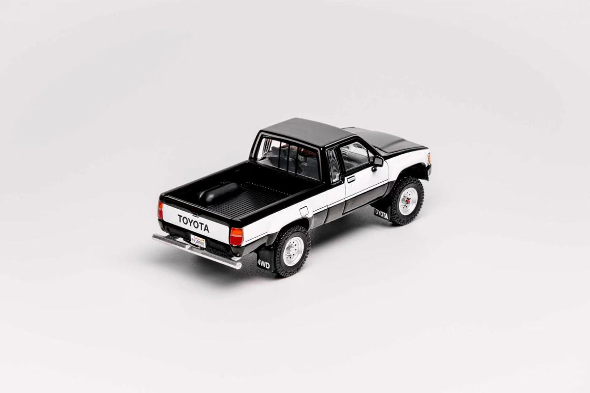 GCD 1:64 Toyota Hilux SR5 XTRA Cab 1985 (LHD) (3 Colours) KS-087-641/ KS-087-642/ KS-087-643