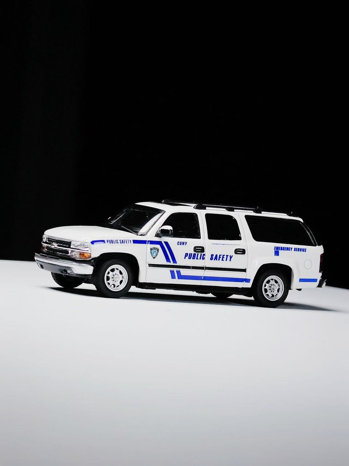 [Preorder] MK Miniatures 1:64 2003 Chevrolet Suburban Campus Police PUBLIC SAFETY EMERGENCY SERVICE MK2401-05-A1