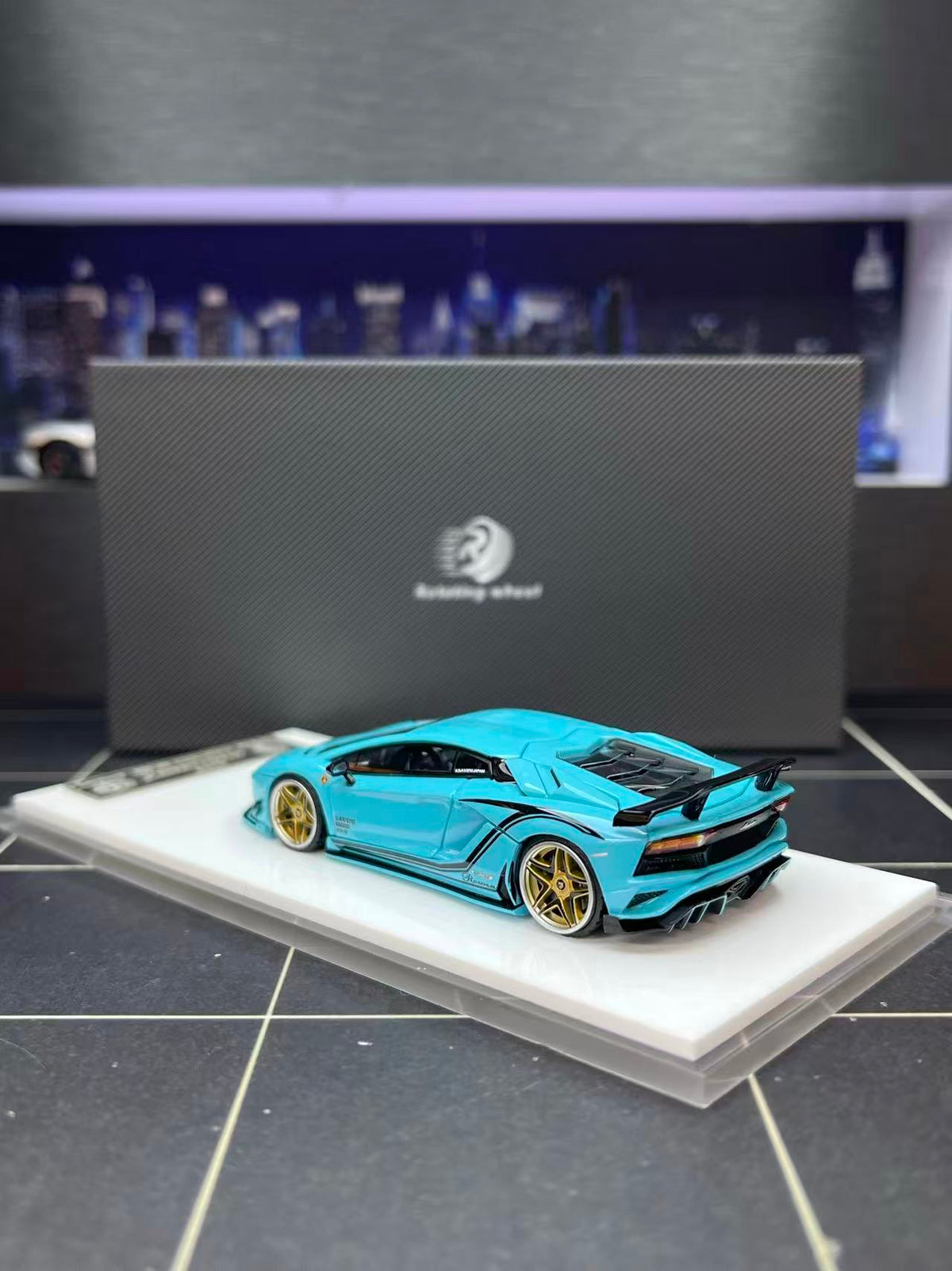 [Preorder] Rotating Wheel 1:64 Rowen Lamborghini Aventador S - Iridescent Blue