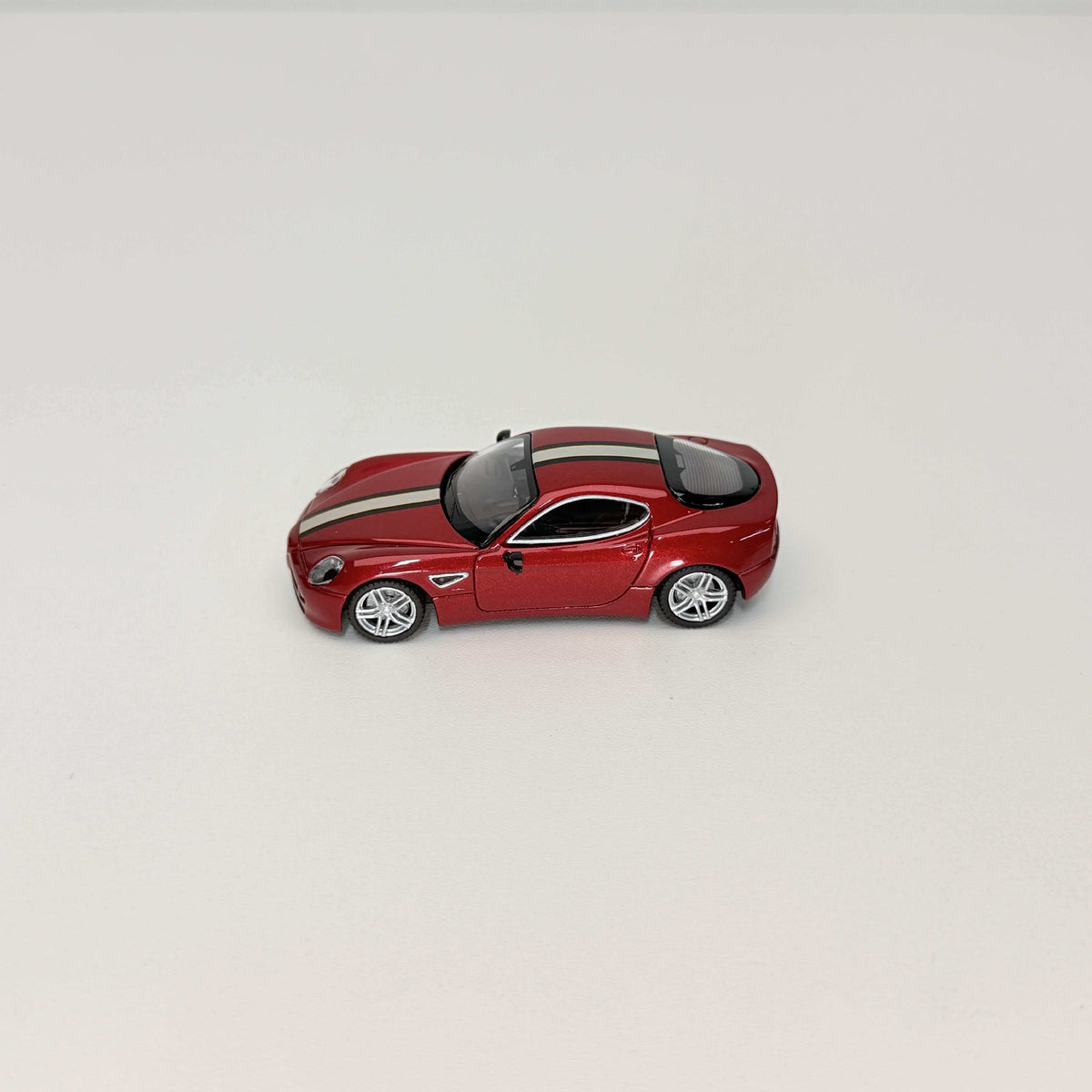 [Preorder] MOTORHELIX 1:64 Alfa Romeo 8C Competizione Red with Gray and Black Stripe M69065