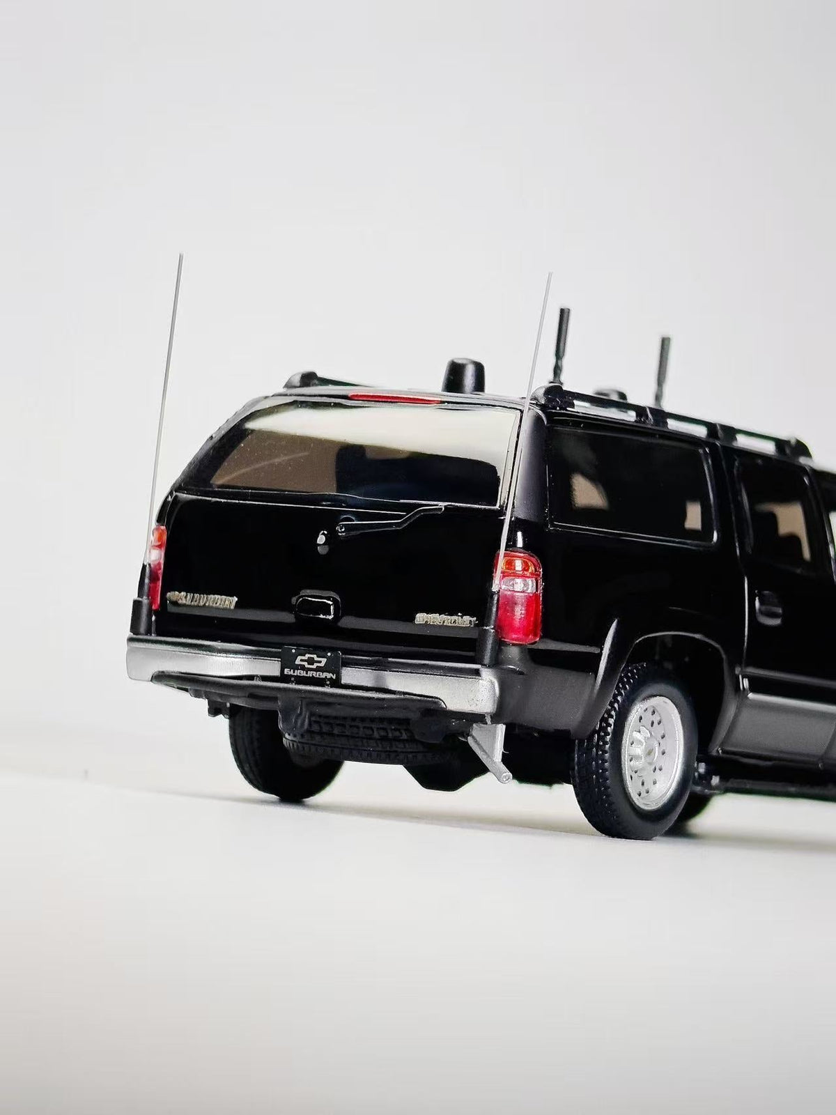 [Preorder] MK Miniatures 1:64 2003 Chevrolet Suburban CIA Signal Jamming Vehicle Black MK2401-03-A1