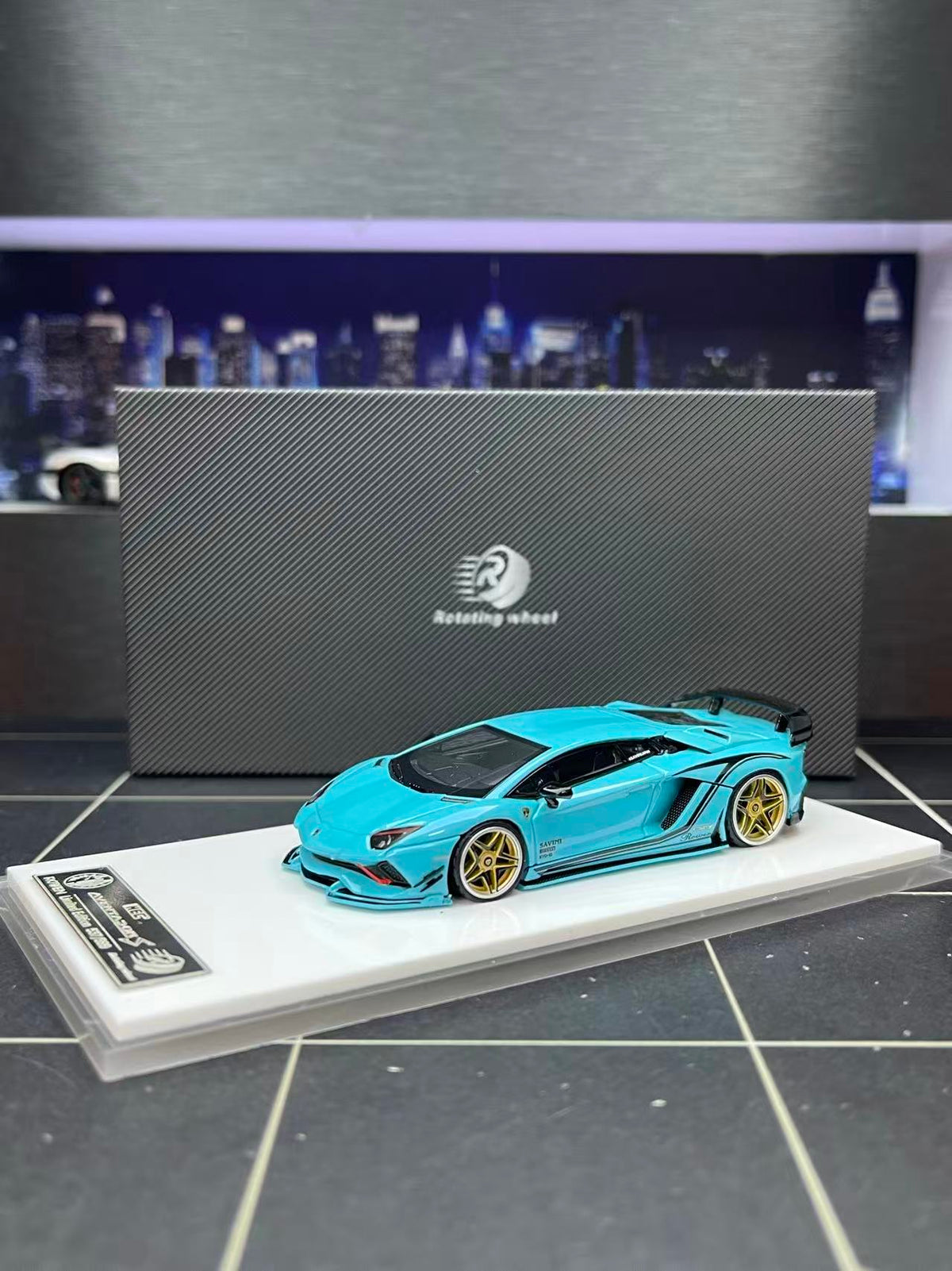 [Preorder] Rotating Wheel 1:64 Rowen Lamborghini Aventador S - Iridescent Blue