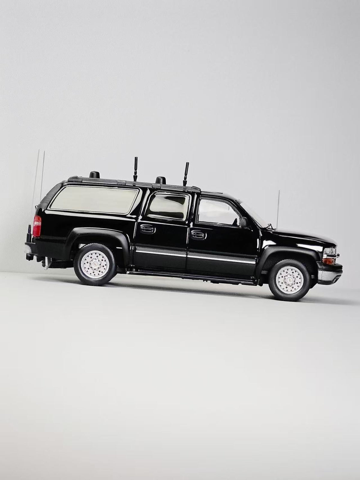 [Preorder] MK Miniatures 1:64 2003 Chevrolet Suburban CIA Signal Jamming Vehicle Black MK2401-03-A1