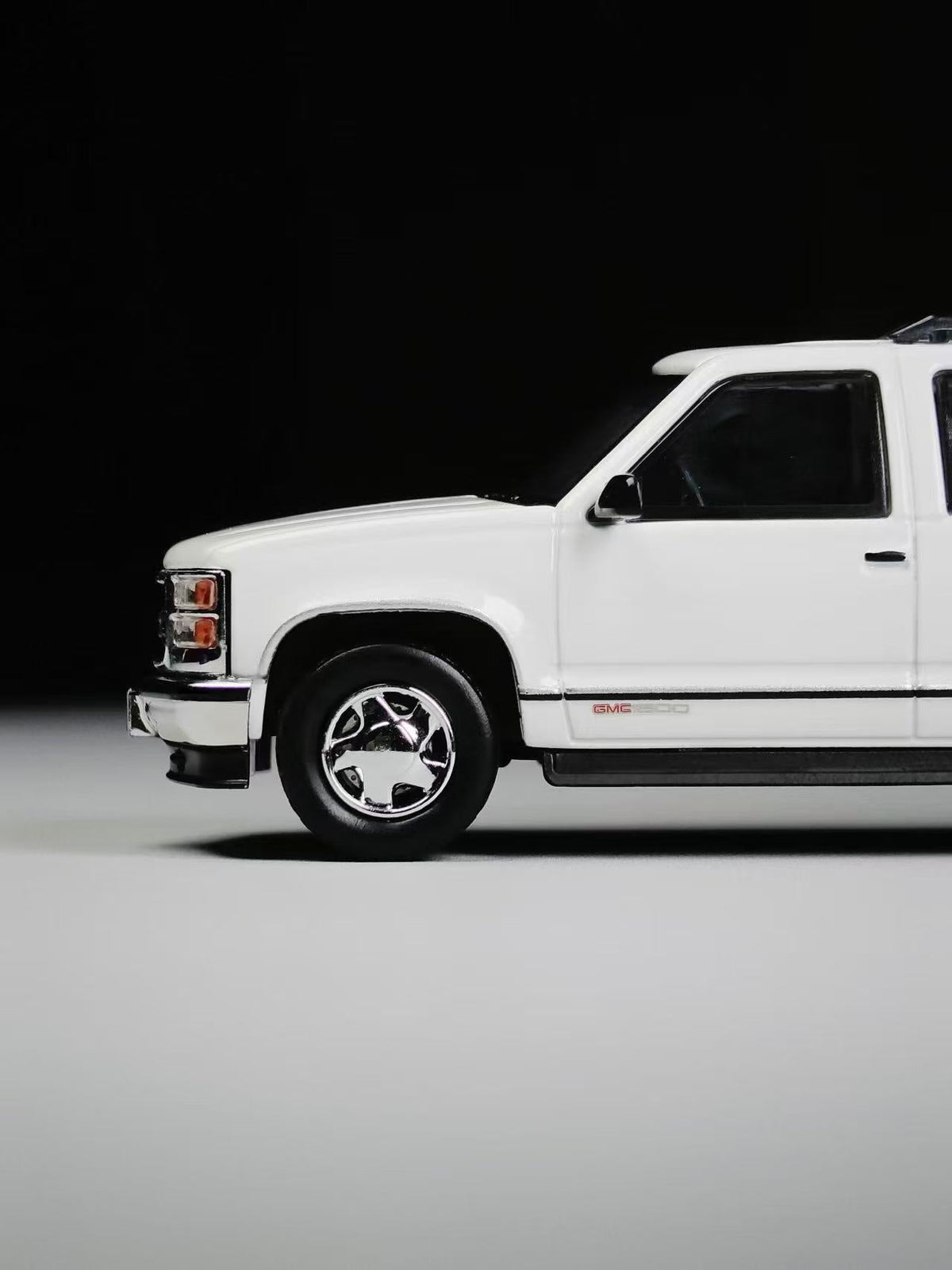 [Preorder] BLISS 1:64 Chevrolet Suburban Ivory White