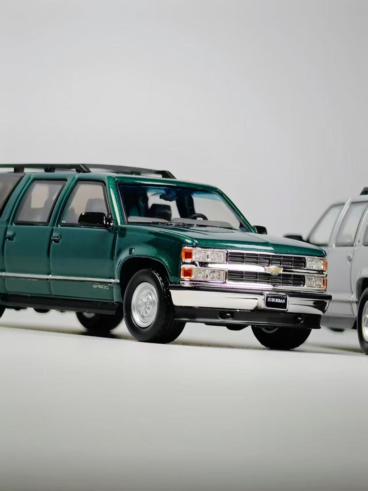 [Preorder] BLISS 1:64 Chevrolet Suburban (2 Colours)