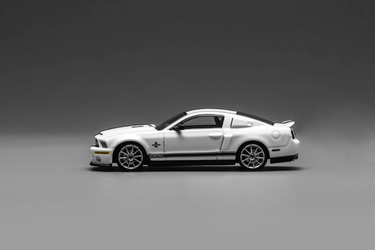 MOTORHELIX x GreenLight 1:64 Ford Mustang Shelby GT500 2007 (2 Colours)