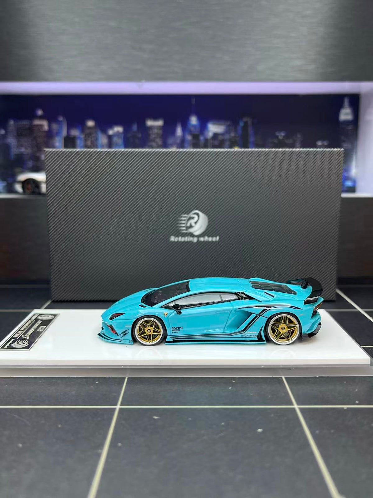 [Preorder] Rotating Wheel 1:64 Rowen Lamborghini Aventador S - Iridescent Blue