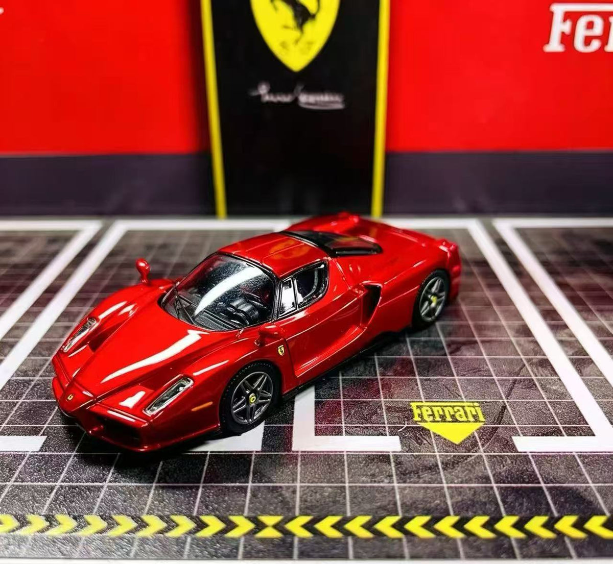 [Preorder] HG Model 1:64 Enzo (2 Colours)