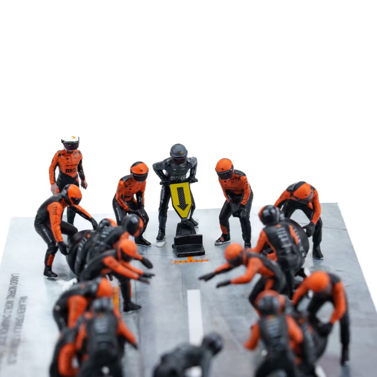 [Preorder] Minichamps 1:64 Pit Stop Diorama McLAREN MCL39 2025 363250004