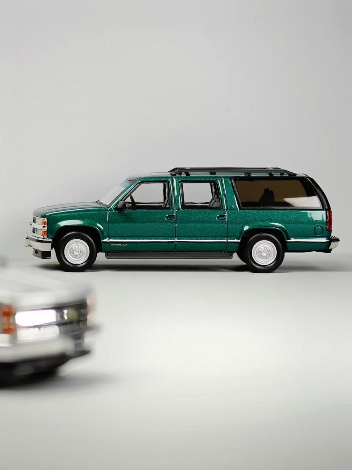 [Preorder] BLISS 1:64 Chevrolet Suburban (2 Colours)