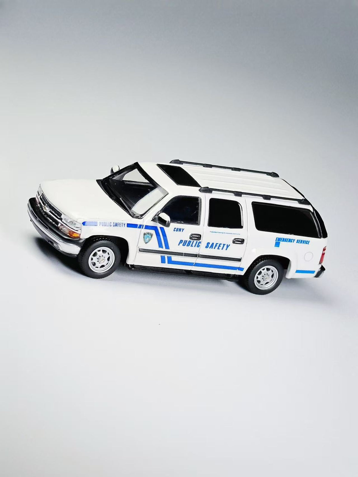 [Preorder] MK Miniatures 1:64 2003 Chevrolet Suburban Campus Police PUBLIC SAFETY EMERGENCY SERVICE MK2401-05-A1
