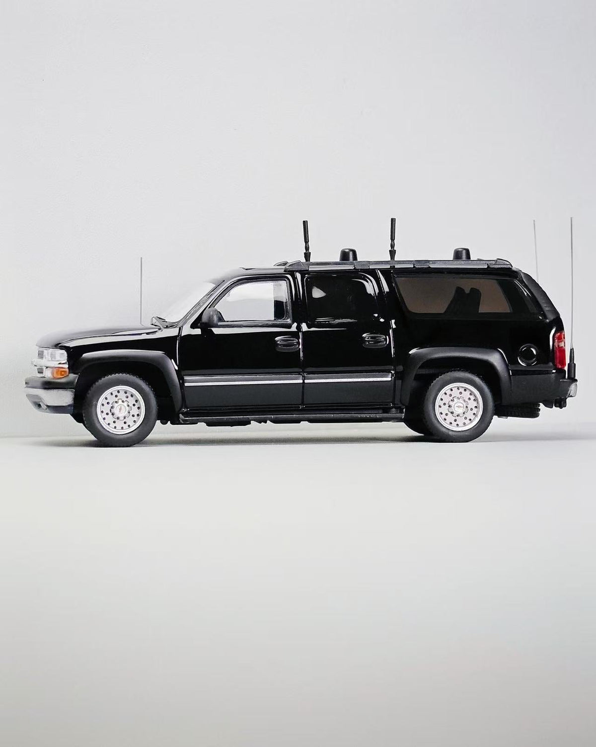 [Preorder] MK Miniatures 1:64 2003 Chevrolet Suburban CIA Signal Jamming Vehicle Black MK2401-03-A1