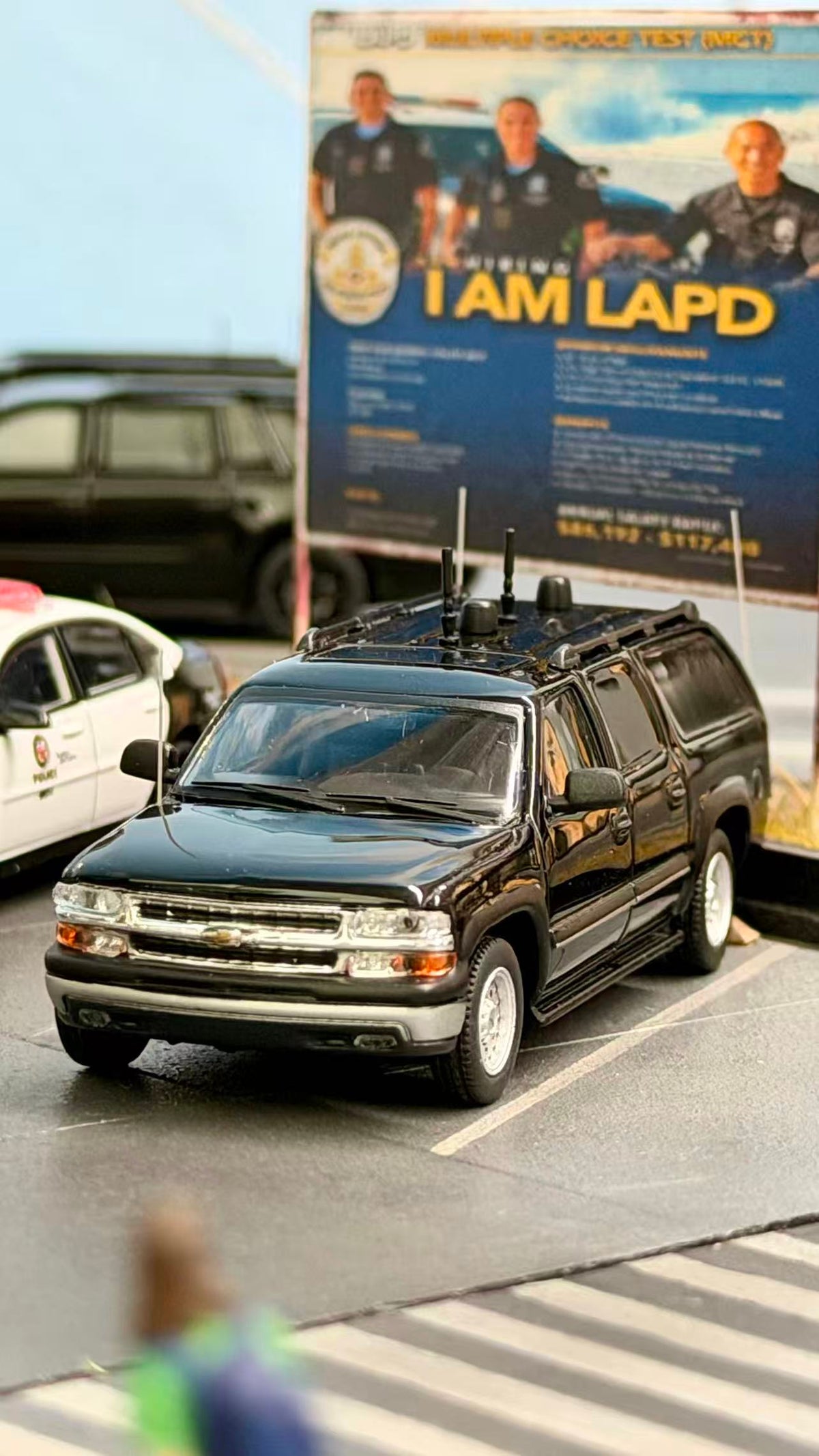 [Preorder] MK Miniatures 1:64 2003 Chevrolet Suburban CIA Signal Jamming Vehicle Black MK2401-03-A1