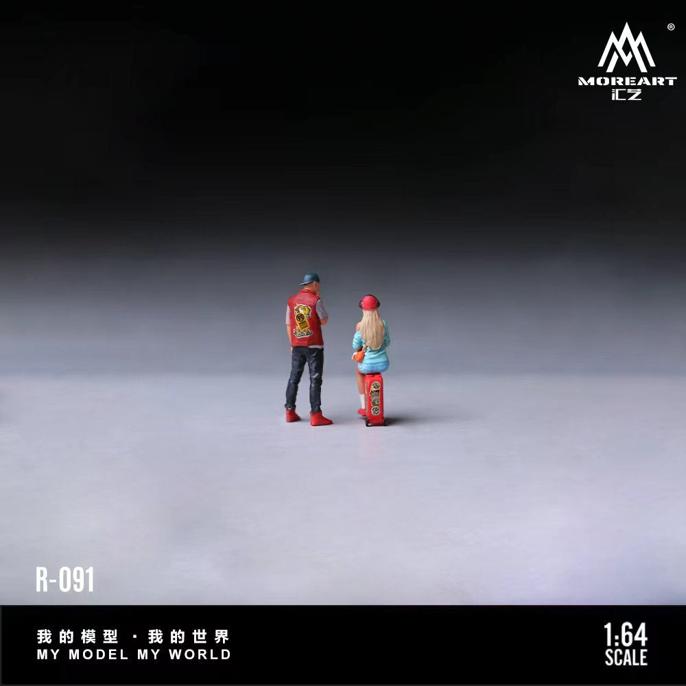 MoreArt 1:64 URBAN TRAVEL COUPLE FIGURE SET MO223091