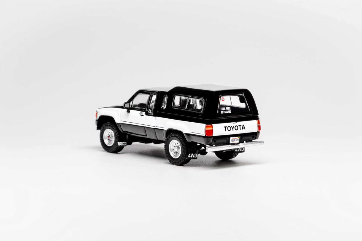 GCD 1:64 Toyota Hilux SR5 XTRA Cab 1985 (LHD) (3 Colours) KS-087-641/ KS-087-642/ KS-087-643