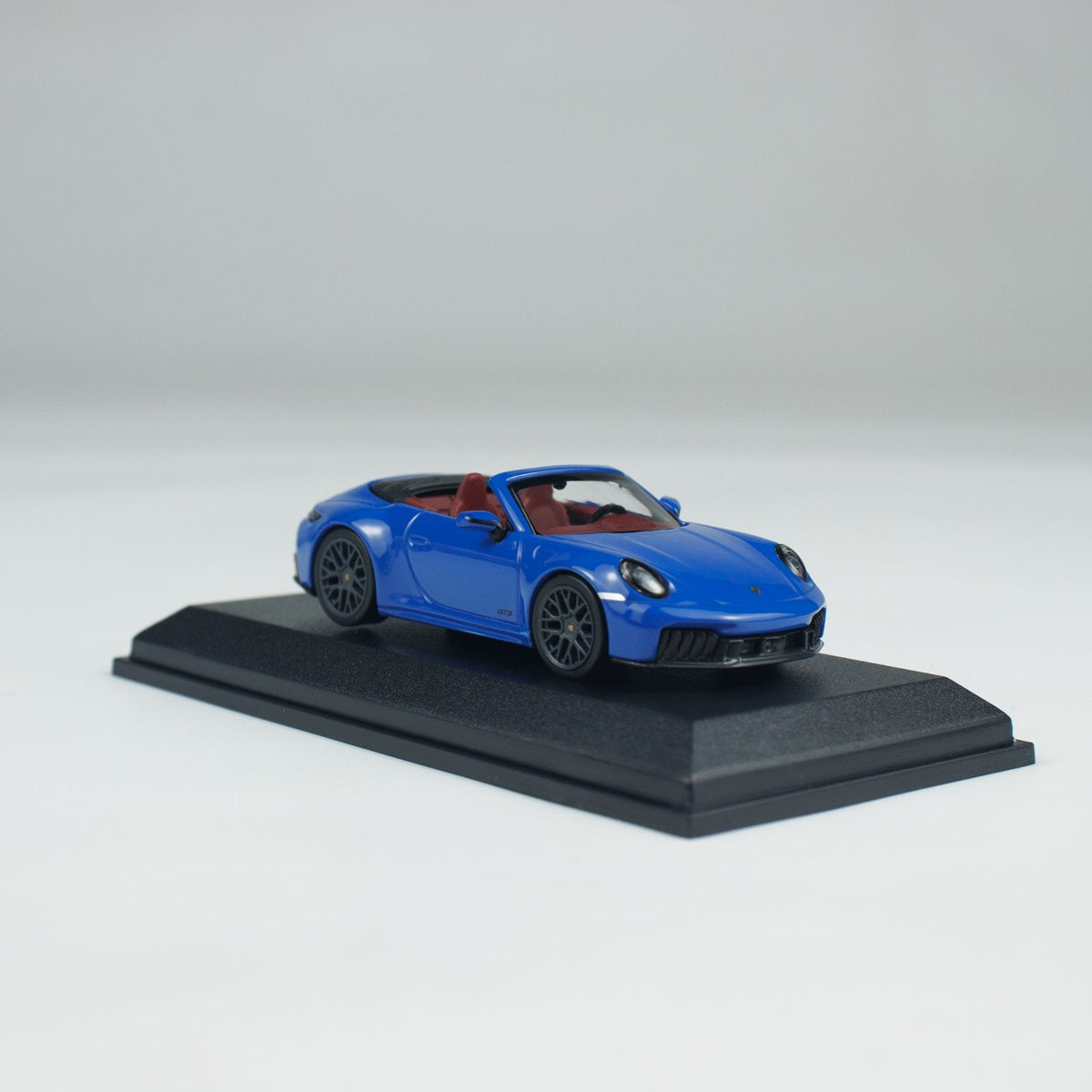 Minichamps 1:64 PORSCHE 911 (992.2) CARRERA GTS CABRIOLET CLDC 643064137