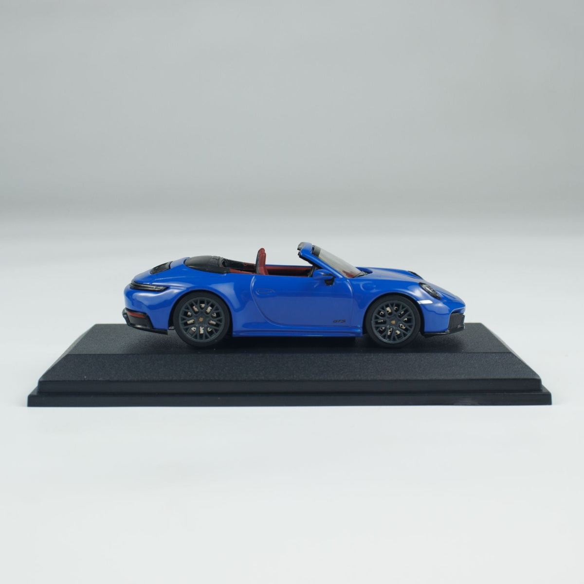 Minichamps 1:64 PORSCHE 911 (992.2) CARRERA GTS CABRIOLET CLDC 643064137