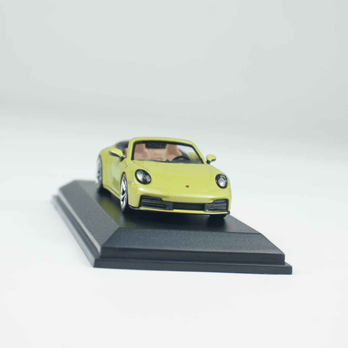 Minichamps 1:64 PORSCHE 911(992.2) CARRERA CABRIOLET YELLOW CLDC 643064034