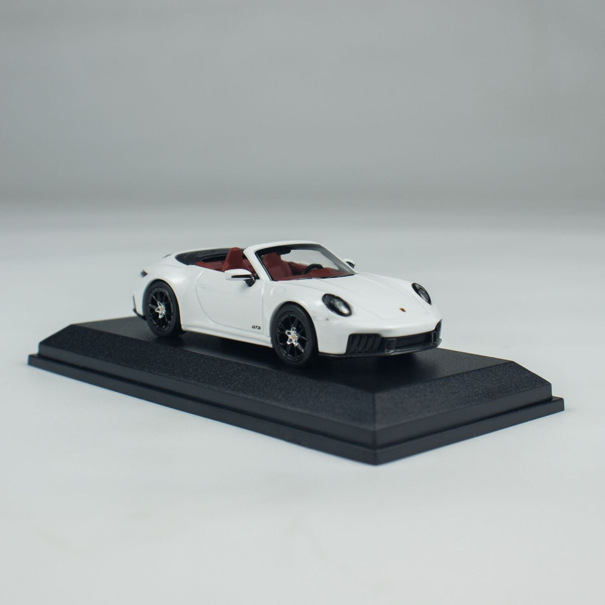 Minichamps 1:64 PORSCHE 911 (992.2) CARRERA GTS CABRIOLET CLDC WHITE 643064135