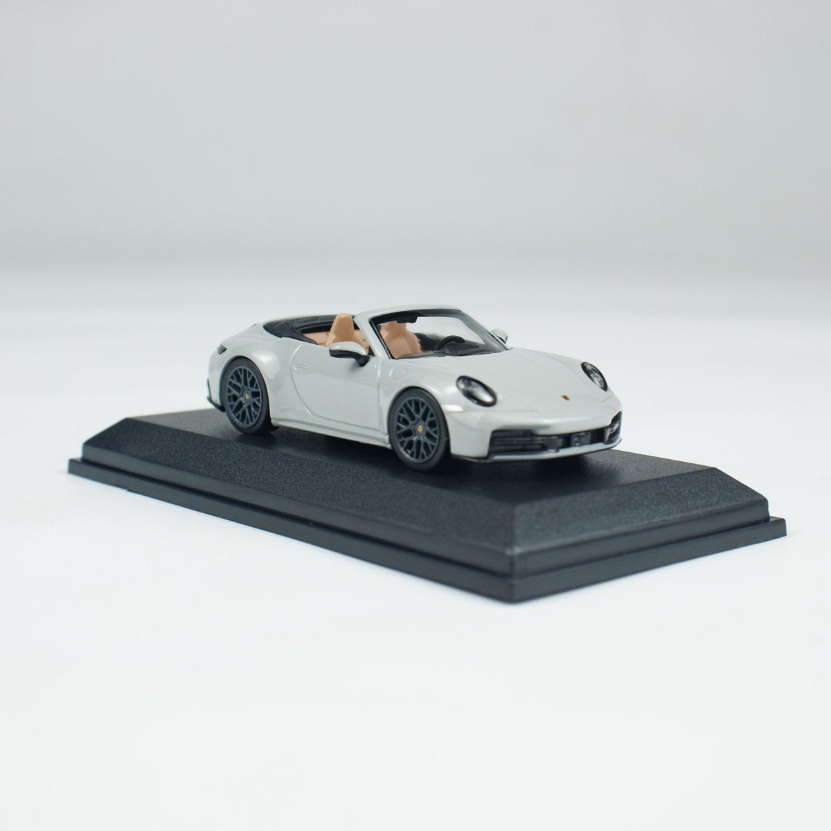 Minichamps 1:64 PORSCHE 911(992.2) CARRERA CABRIOLET CHALK CLDC 643064037