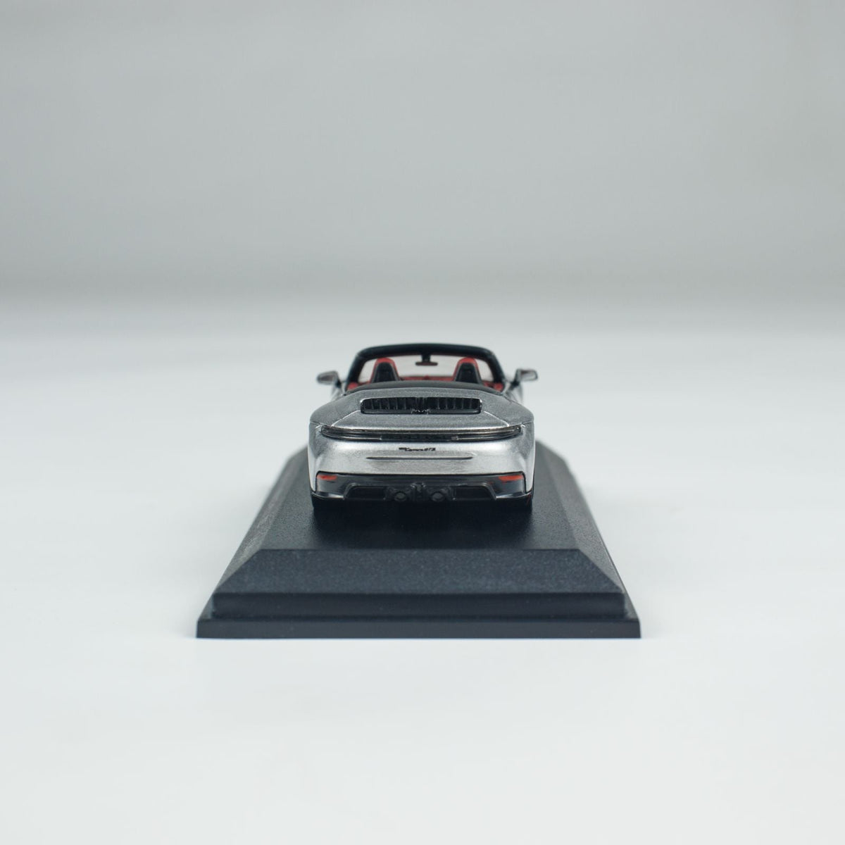 Minichamps 1:64 PORSCHE 911 (992.2) CARRERA GTS CABRIOLET CLDC 643064136