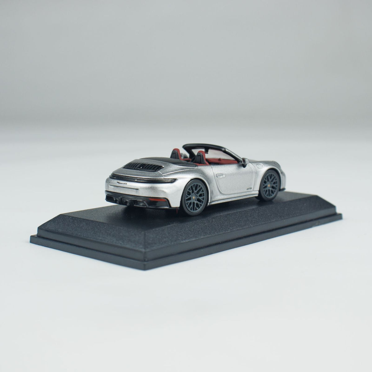 Minichamps 1:64 PORSCHE 911 (992.2) CARRERA GTS CABRIOLET CLDC 643064136