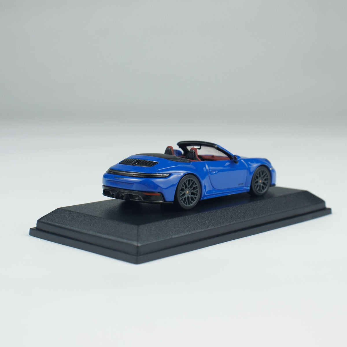Minichamps 1:64 PORSCHE 911 (992.2) CARRERA GTS CABRIOLET CLDC 643064137