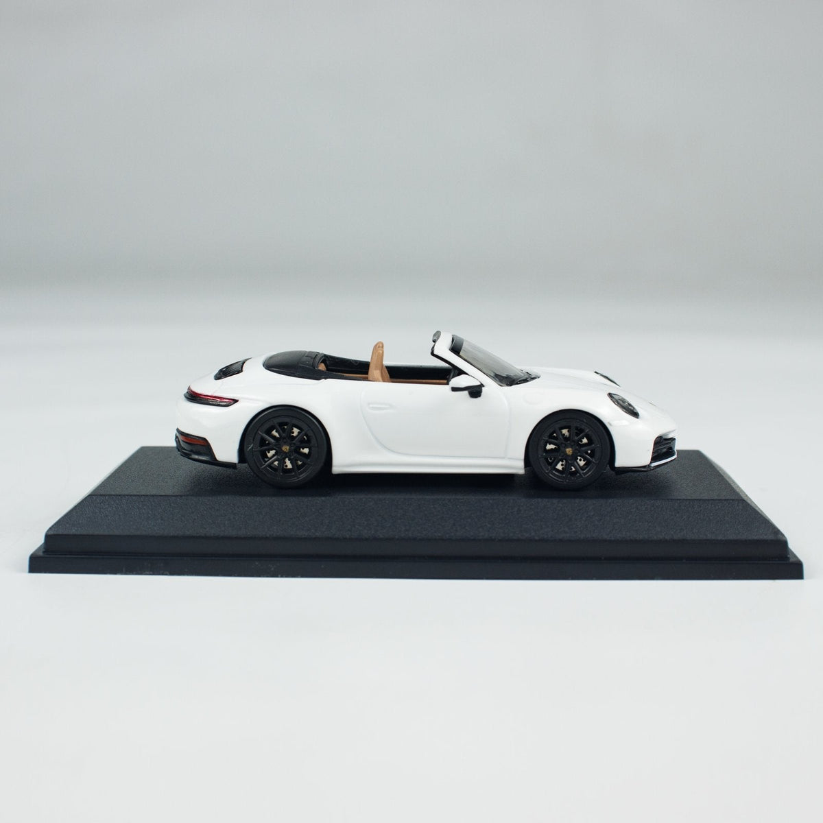 Minichamps 1:64 PORSCHE 911 (992.2) CARRERA CABRIOLET CLDC 643064036