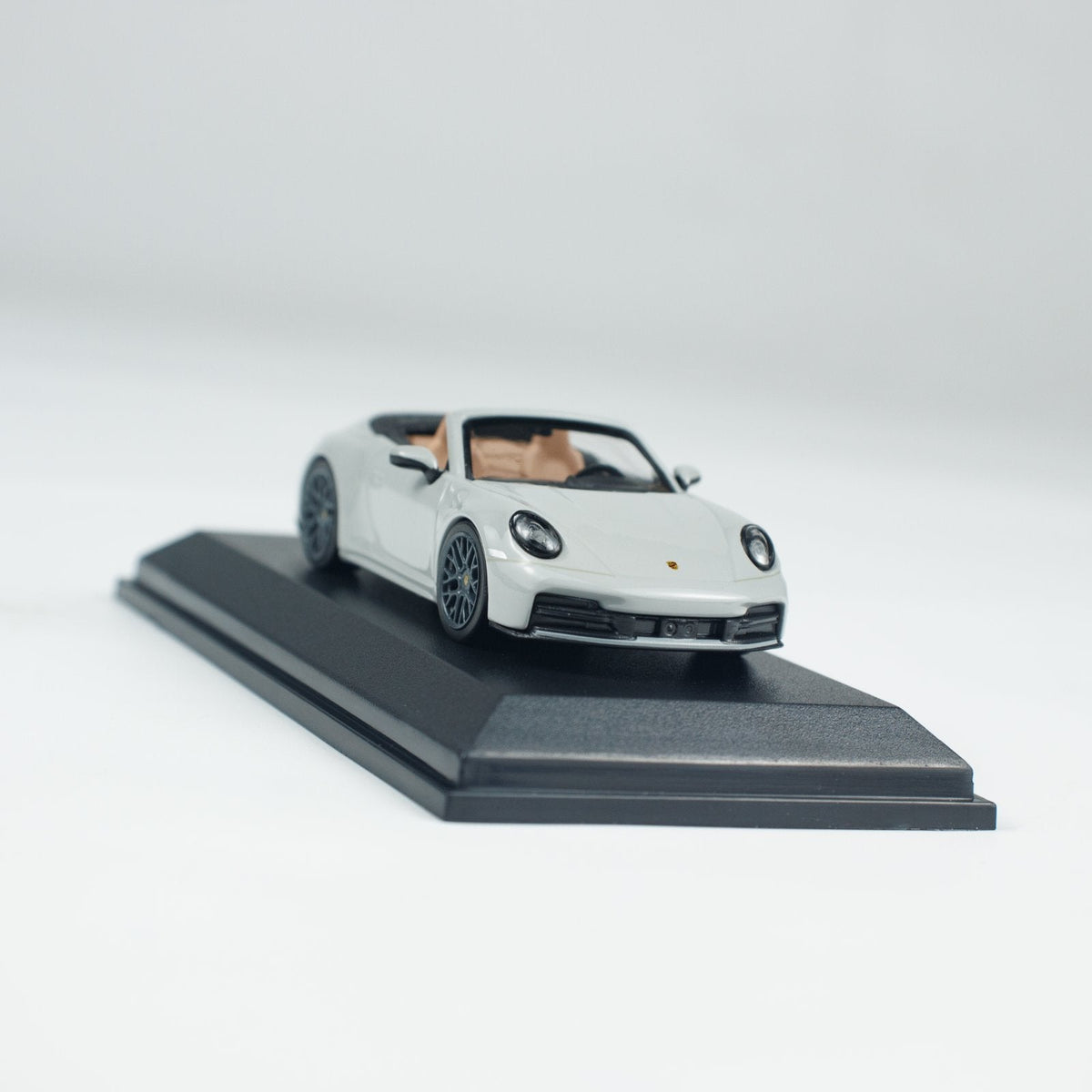 Minichamps 1:64 PORSCHE 911(992.2) CARRERA CABRIOLET CHALK CLDC 643064037