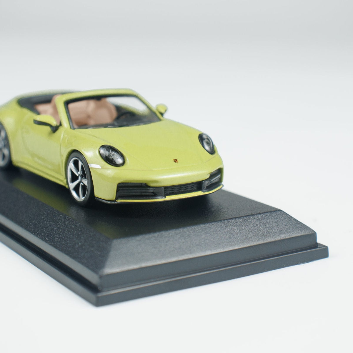 Minichamps 1:64 PORSCHE 911(992.2) CARRERA CABRIOLET YELLOW CLDC 643064034
