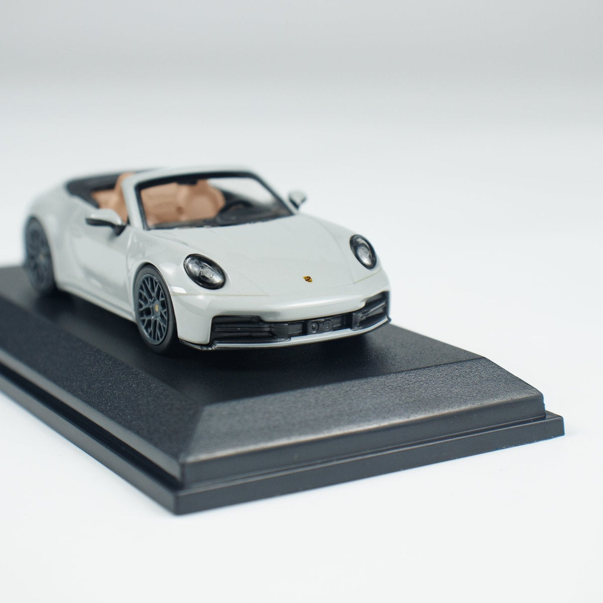 Minichamps 1:64 PORSCHE 911(992.2) CARRERA CABRIOLET CHALK CLDC 643064037