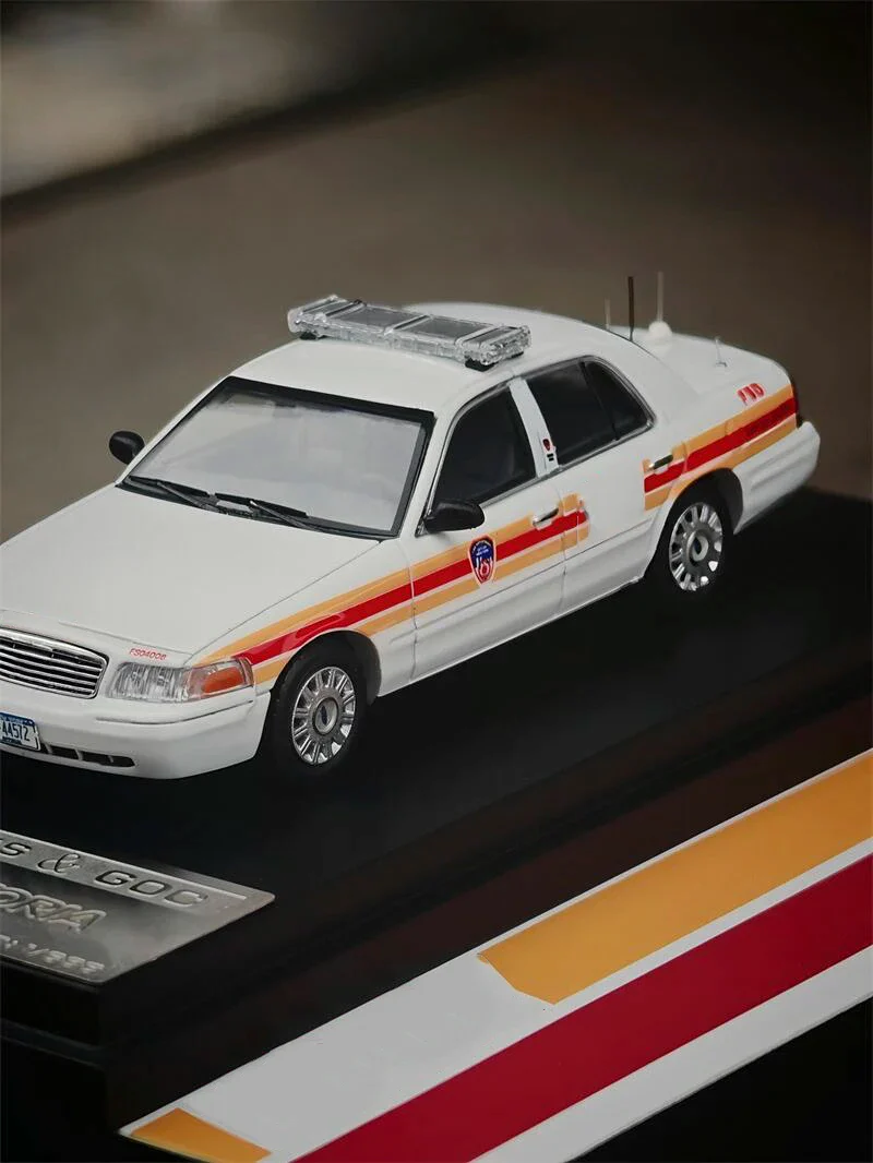MK Miniatures 1:64 Victoria FDNY Police white