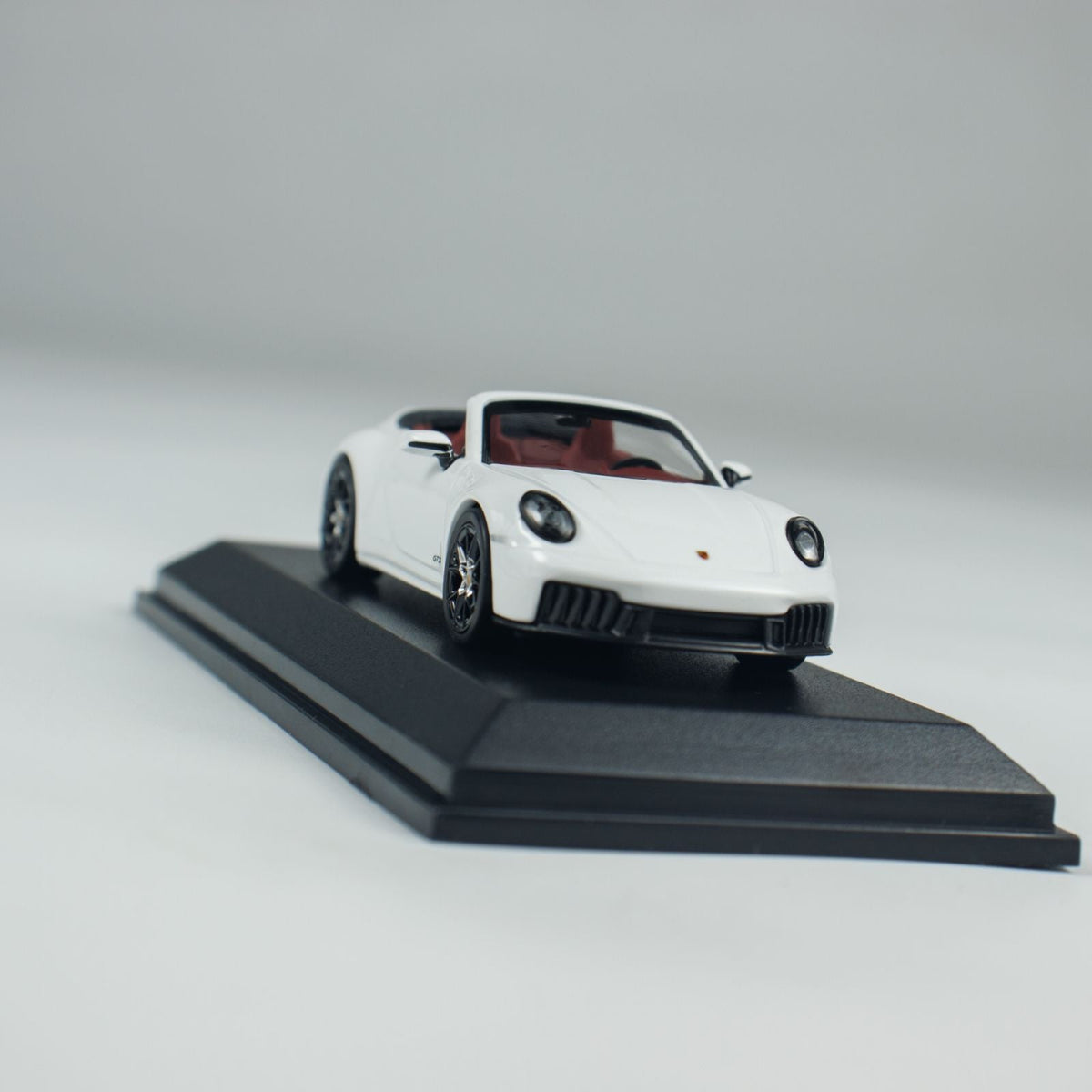 Minichamps 1:64 PORSCHE 911 (992.2) CARRERA GTS CABRIOLET CLDC WHITE 643064135