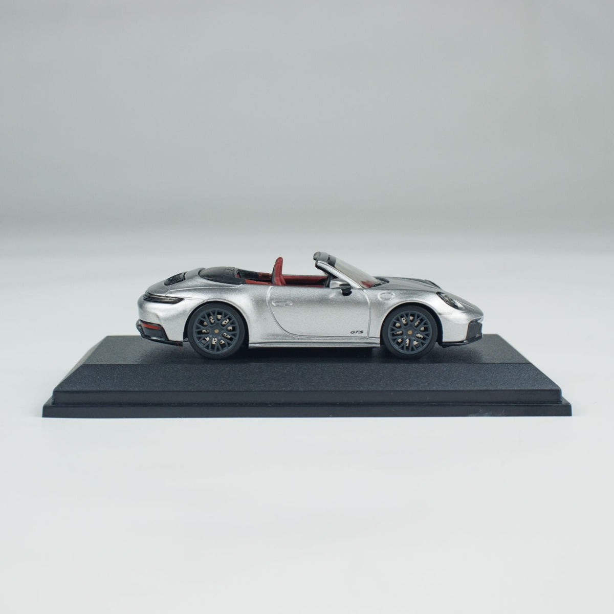 Minichamps 1:64 PORSCHE 911 (992.2) CARRERA GTS CABRIOLET CLDC 643064136